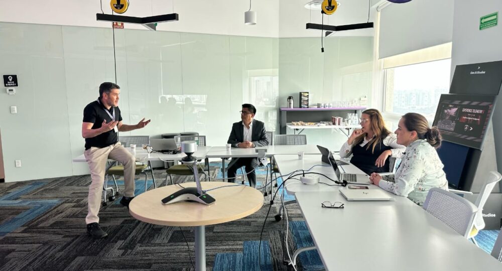 Cecilia Patrón visita las oficinas de Accenture en la Ciudad de México, empresa que ofrece 400 empleos en la capital yucateca