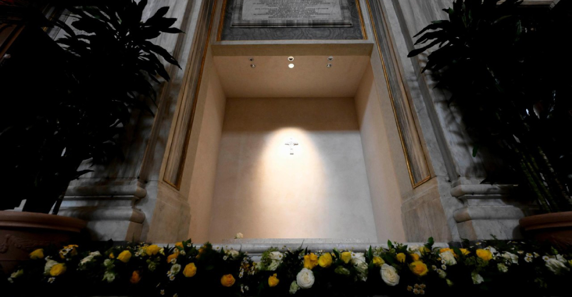 Miles de personas se forman para visitar la tumba del Papa Francisco