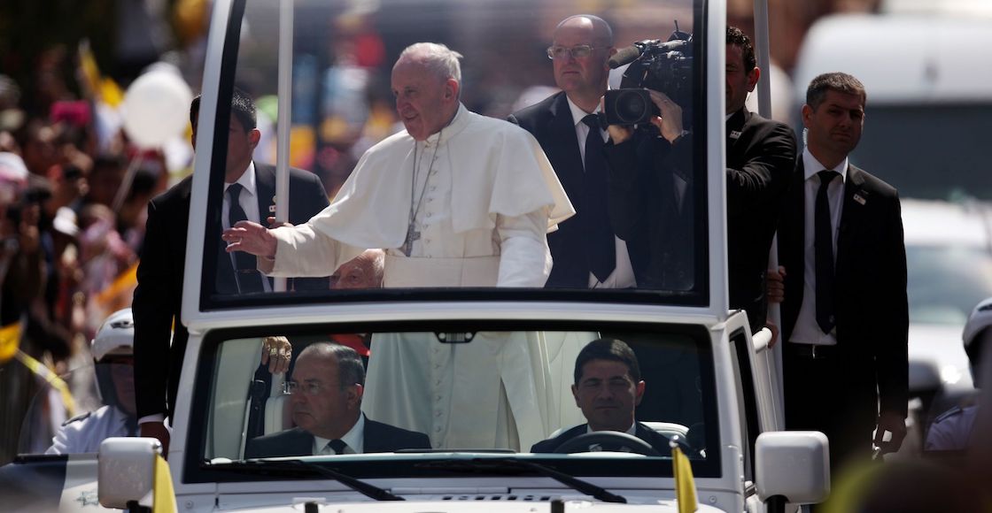MORELIA, MICHOACÁN, 16FEBRERO2015.-  El Papa Francisco realizó un recorrido por la avenida Madero, acompañado del Cardenal, Albertos Suárez Inda.
FOTO: ALAN ORTEGA/  CUARTOSCURO.COM