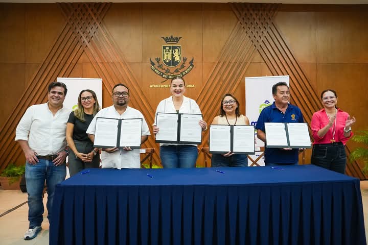 Firma Ayuntamiento de Mérida convenio con Cecati
