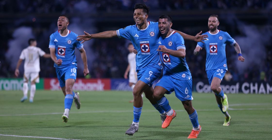CIUDAD DE MÉXICO, 01MAYO2025. Ángel Sepulveda festeja su anotación por la vía penal junto a sus compañeros Andrés Montaño, Erik Lira y Carlos Rotondi durante el partido de fútbol Cruz Azul vs Tigres correspondiente a la vuelta de la semifinal de la Copa de Campeones de la Concacaf, en el Estadio Olímpico Universitario. FOTO: EDGAR NEGRETE LIRA/CUARTOSCURO.COM