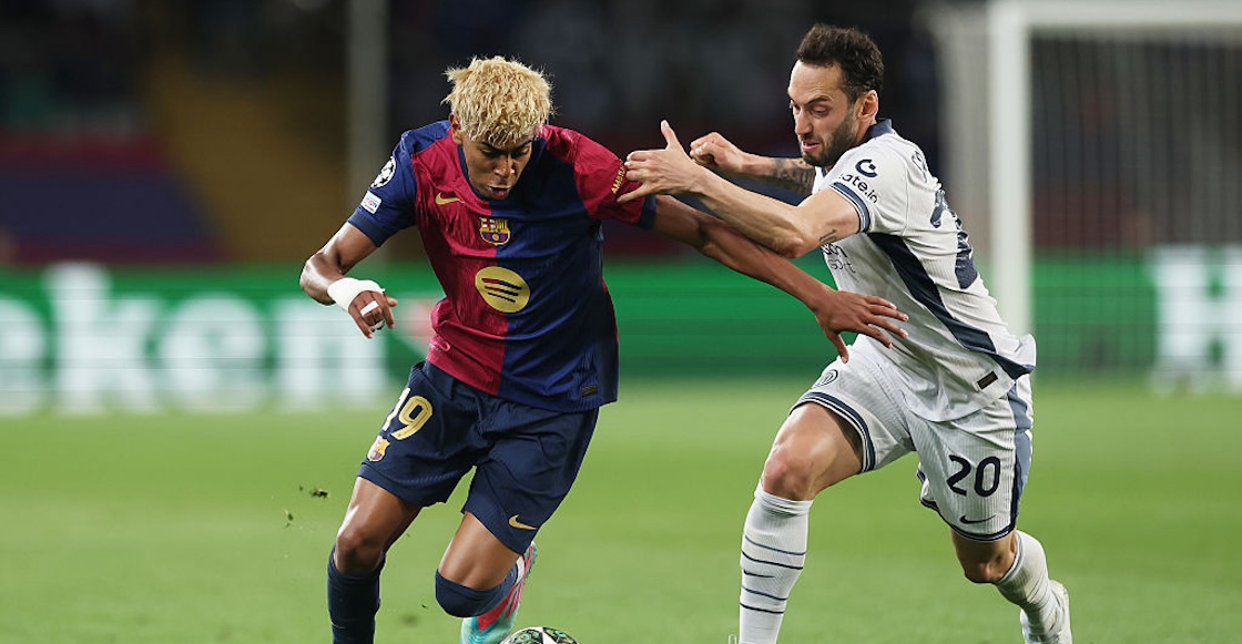 BARCELONA, SPAIN - APRIL 30: Lamine Yamal of FC Barcelona runs with the ball whilst under pressure from Hakan Calhanoglu of FC Internazionale during the UEFA Champions League 2024/25 Semi Final First Leg match between FC Barcelona and FC Internazionale Milano at Estadi Olimpic Lluis Companys on April 30, 2025 in Barcelona, Spain. (Photo by Carl Recine/Getty Images)