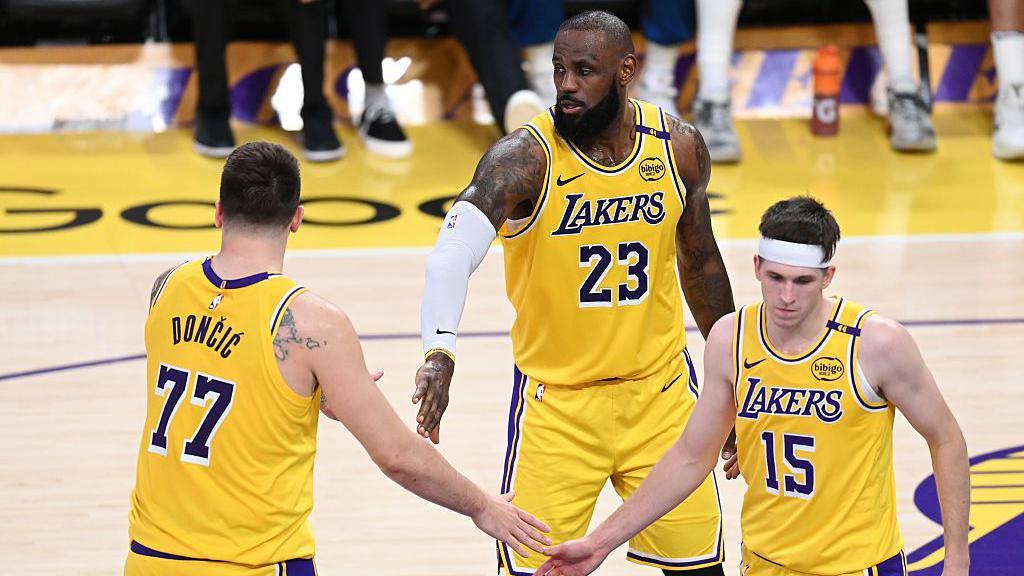 ¿Quién es Mark Walter, nuevo dueño de los Lakers?