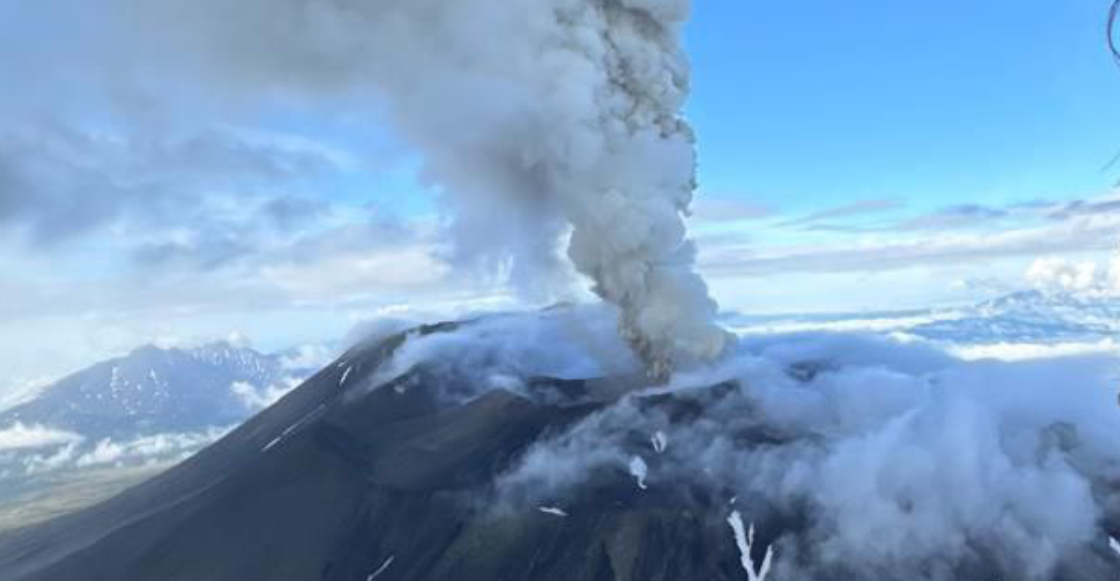 Volcán Krasheninnikov de Rusia hace erupción tras terremoto