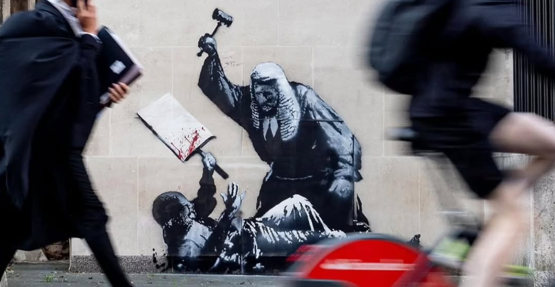 ¿Cuál es el significado de la nueva obra de Banksy que apareció en juzgado de Londres?