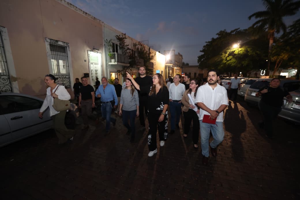 RECORRE ALCALDESA DE MÉRIDA CALLES PARA MEJORAR CONDICIONES