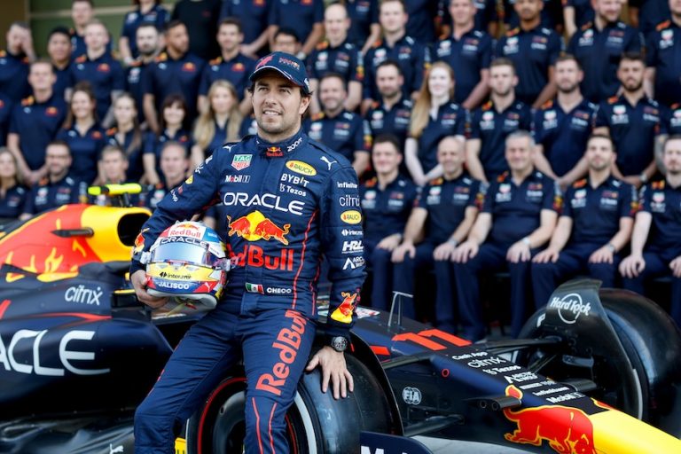 Checo Pérez: “Ganar carreras con Cadillac no sería realista en 2026”